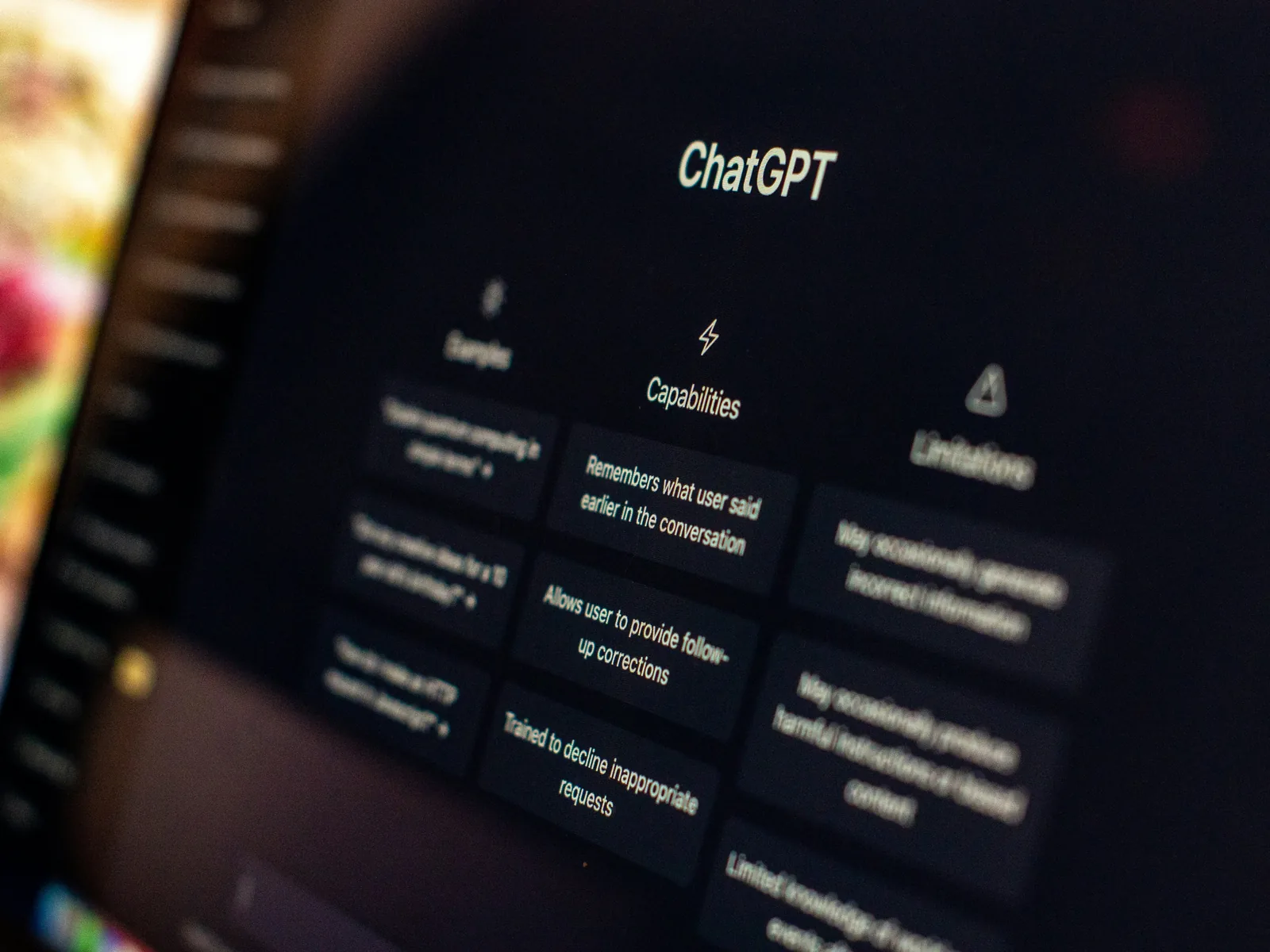 Nahaufnahme eines Bildschirms mit der ChatGPT-Startseite und den Spalten Capabilities und Limitations