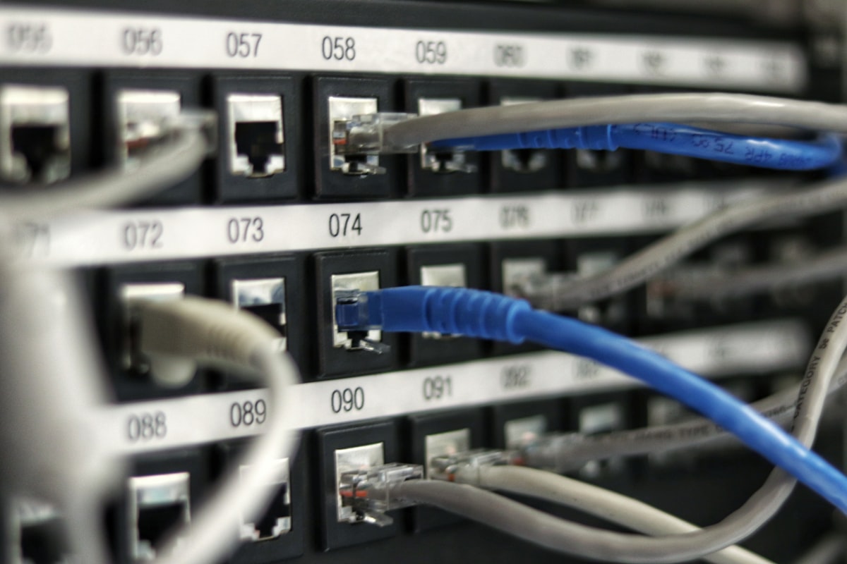 IT-Leiter konfiguriert sichere KI-Infrastruktur am Arbeitsplatz