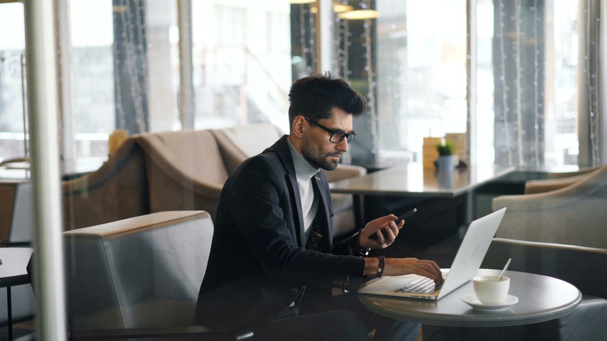 Person im Büro nutzt DeutschlandGPT allein